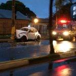 Senhor perde o controle da direção e bate fusca contra um poste em Araras, SP