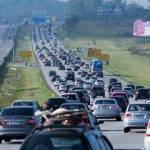 Feriado de Ano Novo deve movimentar cerca de 2,7 milhões de veículos nas rodovias estaduais que ligam a Grande São Paulo ao litoral e ao interior