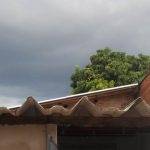 Mulher cai de 2,5 metros ao tentar pegar mangas no telhado em São Carlos, SP