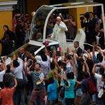 VÍDEO: No Peru, papa solta pomba, que cai no chão em seguida