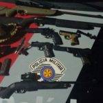 Após agressão homem é preso com várias armas de fogo
