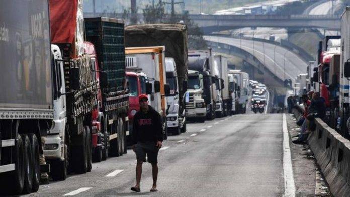 caminhoneiros-bloqueiam-a-rodovia-regis-bittencourt-na-regiao-metropolitana-de-sao-paulo-no-sexto-dia-da-greve