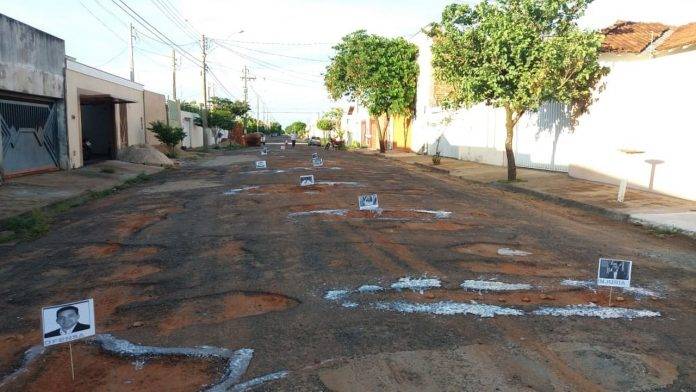 fotos-de-governantes-foram-colocadas-em-buracos-em-rua-de-aracatuba-sp-