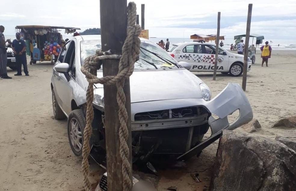 Mulher tem carro atacado