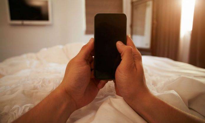 celular-mao-nude-0217-1400x847