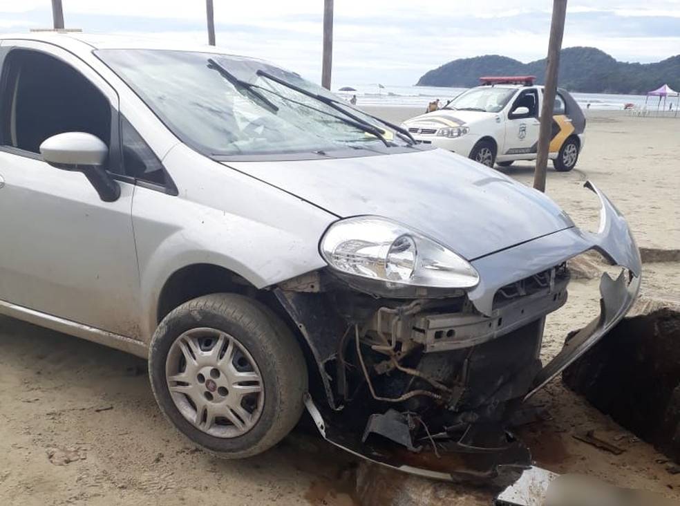 Mulher tem carro atacado