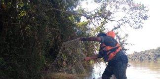 Patrulhamento ostensivo náutico realiza apreensão de armadilhas de pesca no Rio Mogi Guaçu em Pirassununga, SP