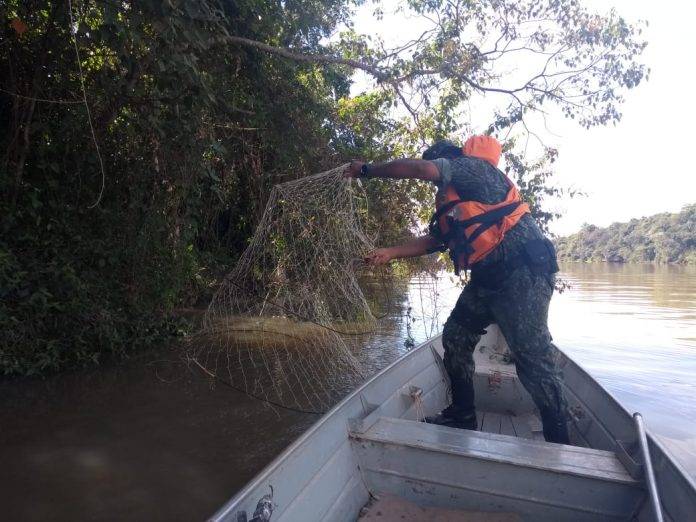 Patrulhamento ostensivo náutico realiza apreensão de armadilhas de pesca no Rio Mogi Guaçu em Pirassununga, SP