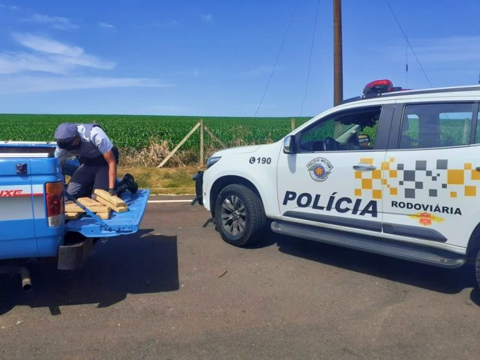 Polícia Militar Rodoviária apreende dezenas de tijolos de maconha escondidos em caminhonete