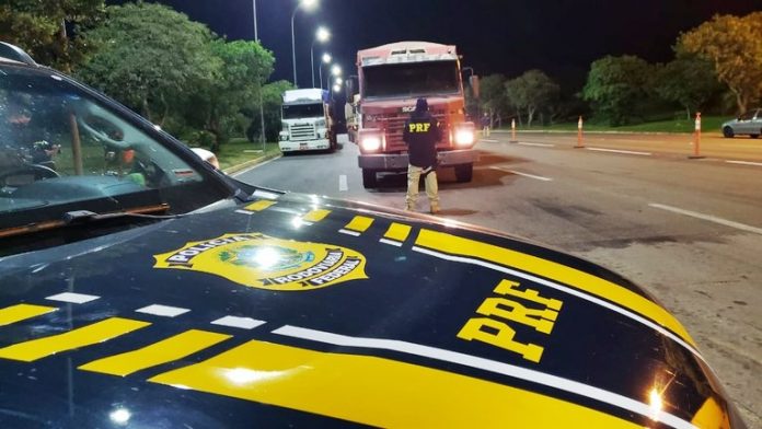 PRF-flagra-adolescente-de-17-anos-dirigindo-bitrem-carregado-com-quase-40-toneladas-de-soja-na-BR-116-1