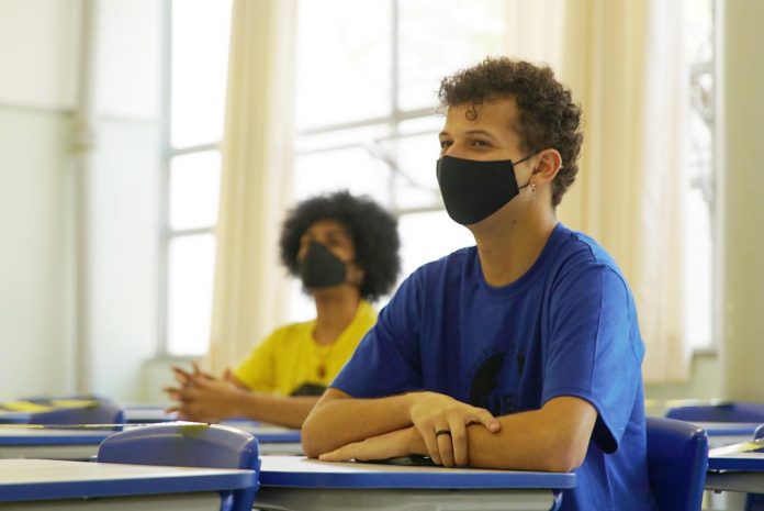 escolas-estudantes-mascaras