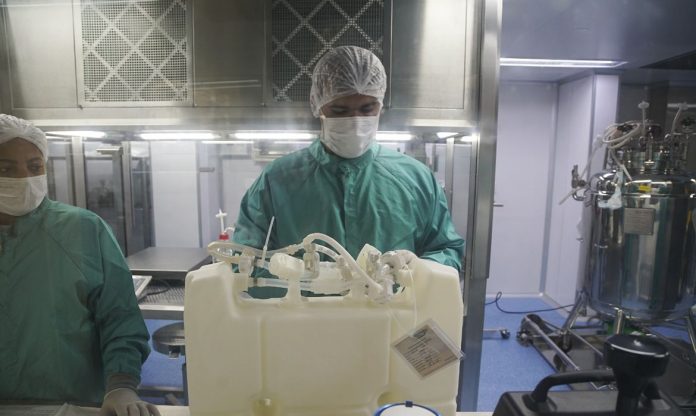 Fiocruz inicia envase do primeiro lote de IFA da vacina Covid-19