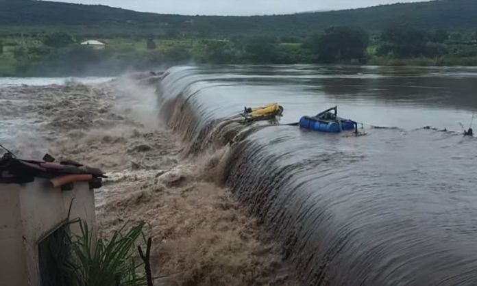 Duas barragens se rompem em cidades da BA por força das chuvas