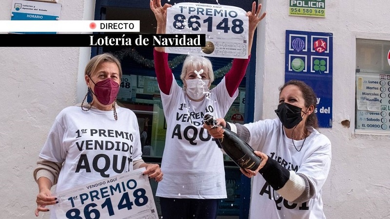 Pessoas celebrando o prêmio principal da loteria espanhola El Gordo