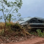 Bandido azarado furta carro, bate em árvore e cerca e é socorrido pelo SAMU em estado grave