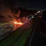VÍDEO: Caminhoneiros fecham rodovias pelo país e afirmam que só vão “liberar” quando Forças Armadas “tomarem conta”