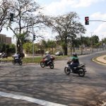 Conjuntos semafóricos começam a funcionar no cruzamento das avenidas Dona Renata e Fábio da Silva Prado em Araras, SP