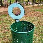 Prefeitura Municipal realiza troca de 30 lixeiras na Praça Barão de Araras, SP