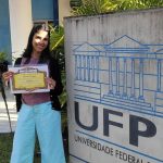 Aluna com paralisia cerebral se forma na universidade e contraria médicos: “seria um alface”