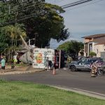 Caminhão carregado com laranjas tomba e acerta poste de energia no Jardim Belvedere em Araras, SP