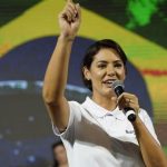 Jovem de 22 anos preso após atirar contra igreja antes de evento com Michelle Bolsonaro, paga fiança e deixa delegacia pela porta da frente