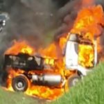 Caminhão pega fogo e interdita faixa da Rodovia Anhanguera em Leme, SP