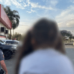 Mulher é presa pela Polícia Militar após abandonar filha de 5 anos para ir a bar buscar cerveja
