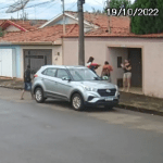 Câmera flagra momento em que assaltantes roubam carro em Iracemápolis, SP