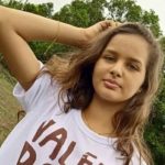 Alerta! Adolescente morre eletrocutada após sair do banho molhada e tocar em TV