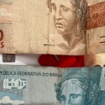 Pais têm substituído mesada em dinheiro por cartão de débito